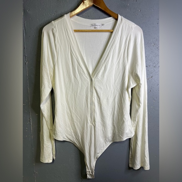 GOOD AMERICAN Deep V Henley Bodysuit in Offwhite.  Size 4/XL - Picture 2 of 9